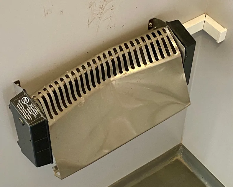 … fiel die Inneneinrichtung den Vandalen zum Opfer. Auf dem Bild ist das Innere des verwüsteten WC-Häuschen in Seegräben zu sehen.